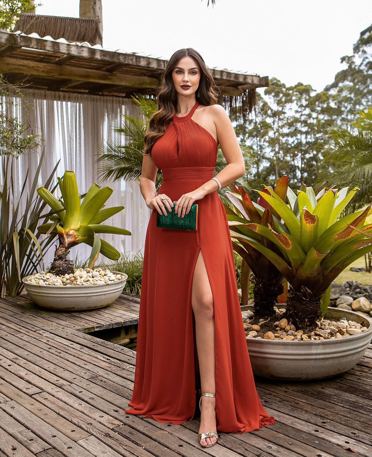 Vestido Filipinas frente única com decote oval